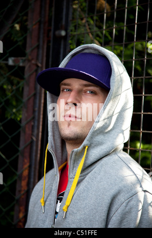 Jeune homme portant une casquette avec capuche Banque D'Images