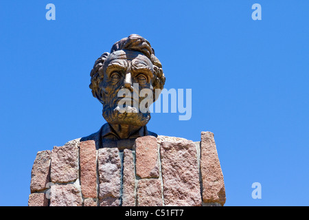 Sculpture en bronze de Robert & Russi de Lincoln's head érigée en l'honneur de son 150e anniversaire sur l'interstate 80 près de Laramie, Wyoming. Banque D'Images