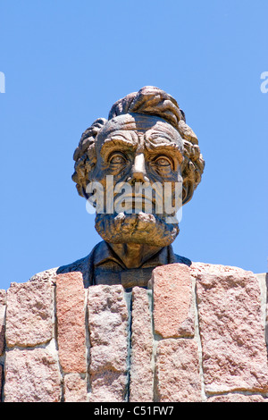 Sculpture en bronze de Robert & Russi de Lincoln's head érigée en l'honneur de son 150e anniversaire sur l'interstate 80 près de Laramie, Wyoming. Banque D'Images