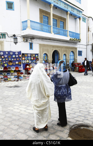 L'Afrique, Tunisie, Kairouan, Medina, de l'artisanat des marchands de souvenirs sur l'Avenue 7 Novembre, les femmes locales Banque D'Images