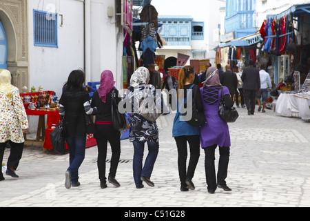 L'Afrique, Tunisie, Kairouan, Medina, de l'artisanat des marchands de souvenirs sur l'Avenue 7 Novembre, les femmes locales Banque D'Images