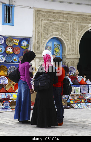 L'Afrique, Tunisie, Kairouan, Medina, de l'artisanat des marchands de souvenirs sur l'Avenue 7 Novembre, les femmes locales Banque D'Images