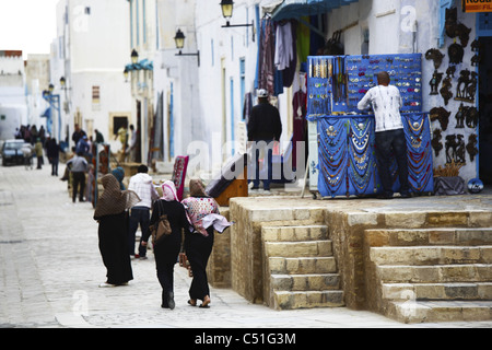 L'Afrique, Tunisie, Kairouan, Medina Scène de rue, des marchands de souvenirs de l'artisanat Banque D'Images