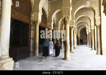 L'Afrique, Tunisie, Kairouan, la grande mosquée Okba, Colonnade bordant la Cour Banque D'Images