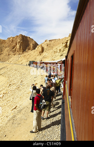 L'Afrique, Tunisie, Metlaoui, lézard Rouge ( Rouge ) Lezard, train, les touristes Banque D'Images