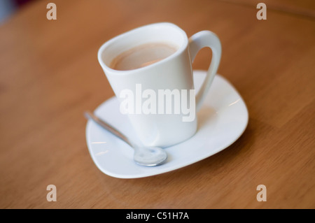 Une tasse de café avec une cuillère à café d'un café. Banque D'Images