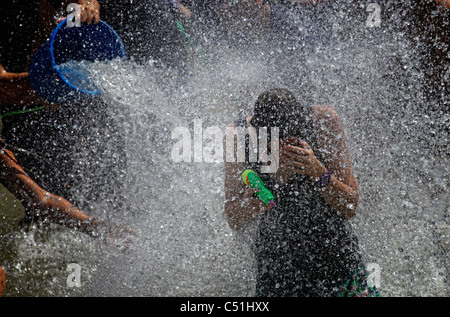 Les jeunes fêtards juifs spry sur l'eau les uns les autres au cours de l'eau annuel lutte en Rabin Square centre-ville de Tel Aviv ISRAËL Banque D'Images