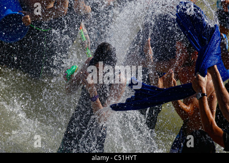 Les jeunes fêtards juifs spry sur l'eau les uns les autres au cours de l'eau annuel lutte en Rabin Square centre-ville de Tel Aviv ISRAËL Banque D'Images