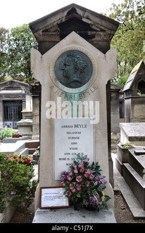La tombe de l'écrivain français Marie-Henri Beyle mieux connu sous le nom de Stendhal (1783-1842) au cimetière de Montmartre, Paris, France. Banque D'Images