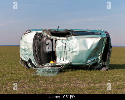 Honda Jazz accident de voiture épave roulée dans champ. JMH5083 Banque D'Images