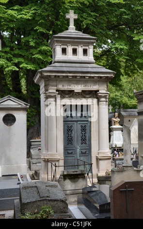 Assez typique d'un tombeau comme vu dans de nombreux cimetières français, c'est au cimetière de Montmartre, Paris, France. Banque D'Images