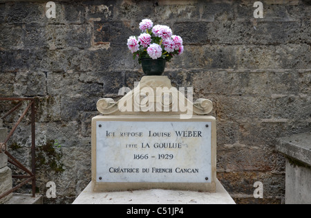 La tombe de Louise Weber alias 'Casino', créateur de la French CanCan selon l'inscription au cimetière de Montmartre. Banque D'Images