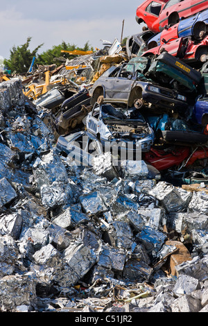 Les vieilles voitures à la casse et écrasée en cubes au recyclage ferrailles. JMH5101 Banque D'Images