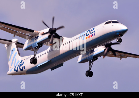 De Havilland Canada DHC-8 DASH 8 exploité par Flybe en approche finale pour l'atterrissage à l'aéroport de Birmingham, UK Banque D'Images