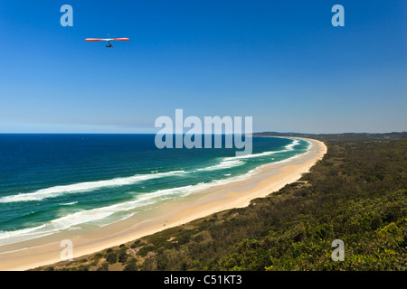 Planeur effectue un vol au-dessus d'une plage à Byron Bay, Australie Banque D'Images