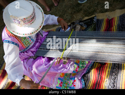 Une femme tissant colombienne par le biais d'un back strap loom Banque D'Images