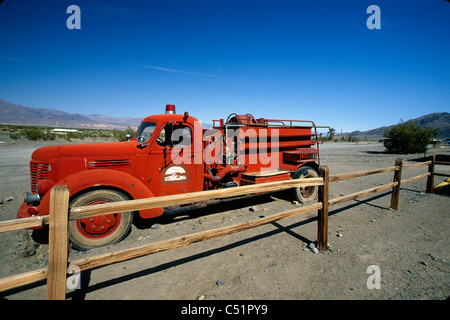 Camion rouge à Burnt Wagon Point, Stovepipe Wells, la Death Valley, Californie Banque D'Images