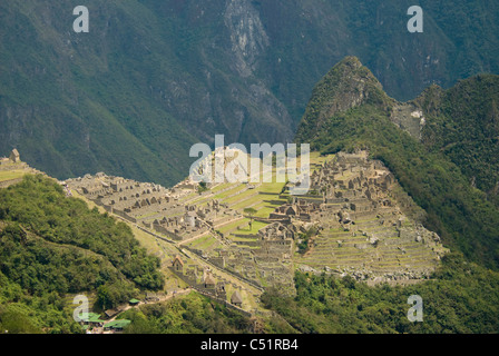 Ruines de Machu Picchu vu de Intipunku (Passerelle du Soleil) dans les Andes péruviennes Banque D'Images