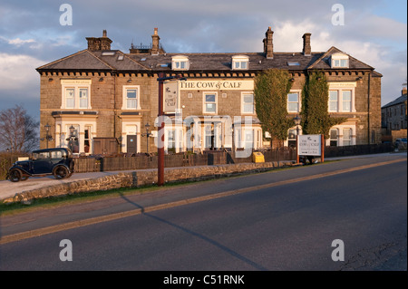 The Cow and Calf Hotel, restaurant traditionnel de pub de campagne (extérieur) et parking classique (Vintage Inns) - Ilkley Moor, West Yorkshire, Angleterre, Royaume-Uni. Banque D'Images