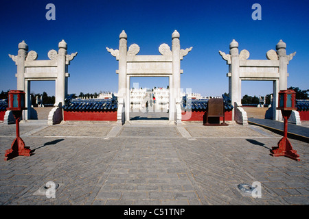 Portes menant à l'autel monticule circulaire, Temple du Ciel, Beijing, Chine Banque D'Images