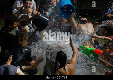 Les jeunes fêtards juifs spry sur l'eau les uns les autres au cours de l'eau annuel lutte en Rabin Square centre-ville de Tel Aviv ISRAËL Banque D'Images