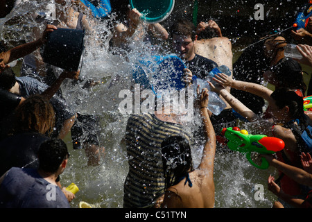 Les jeunes fêtards juifs spry sur l'eau les uns les autres au cours de l'eau annuel lutte en Rabin Square centre-ville de Tel Aviv ISRAËL Banque D'Images