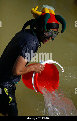 Les jeunes fêtards juifs spry sur l'eau les uns les autres au cours de l'eau annuel lutte en Rabin Square centre-ville de Tel Aviv ISRAËL Banque D'Images