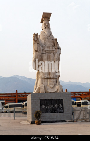 L'empereur Qin Shi Huangdi la statue à l'entrée du musée de terre cuite de Qin des soldats et des Chevaux Banque D'Images