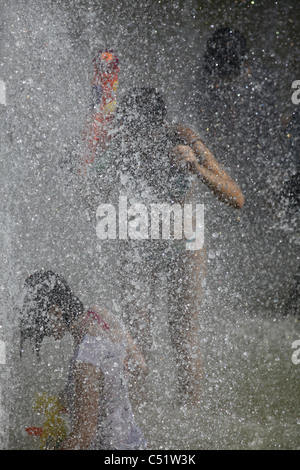 Les jeunes fêtards juifs spry sur l'eau les uns les autres au cours de l'eau annuel lutte en Rabin Square centre-ville de Tel Aviv ISRAËL Banque D'Images