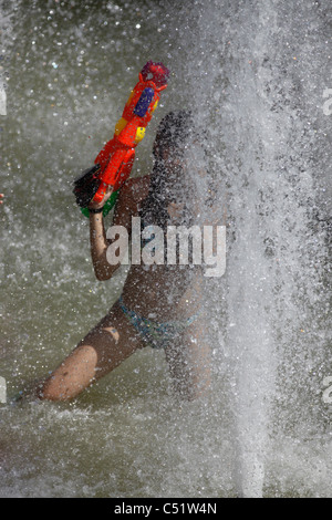 Les jeunes fêtards juifs spry sur l'eau les uns les autres au cours de l'eau annuel lutte en Rabin Square centre-ville de Tel Aviv ISRAËL Banque D'Images