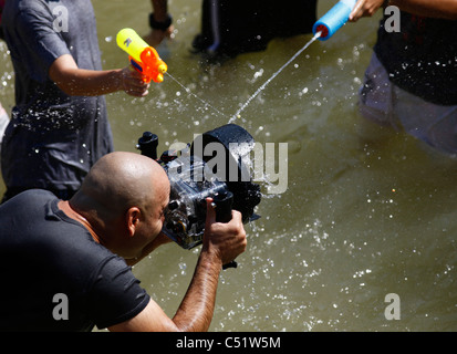 Les jeunes fêtards juifs spry sur l'eau les uns les autres au cours de l'eau annuel lutte en Rabin Square centre-ville de Tel Aviv ISRAËL Banque D'Images