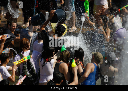 Les jeunes fêtards juifs spry sur l'eau les uns les autres au cours de l'eau annuel lutte en Rabin Square centre-ville de Tel Aviv ISRAËL Banque D'Images