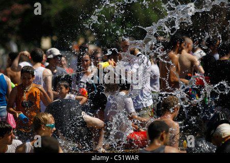 Les jeunes fêtards juifs spry sur l'eau les uns les autres au cours de l'eau annuel lutte en Rabin Square centre-ville de Tel Aviv ISRAËL Banque D'Images