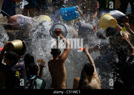 Les jeunes fêtards juifs spry sur l'eau les uns les autres au cours de l'eau annuel lutte en Rabin Square centre-ville de Tel Aviv ISRAËL Banque D'Images