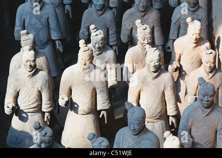 Vue rapprochée de la terra-cotta Warriors dans un lieu de sépulture, Xian, Province du Shaanxi, Chine Banque D'Images