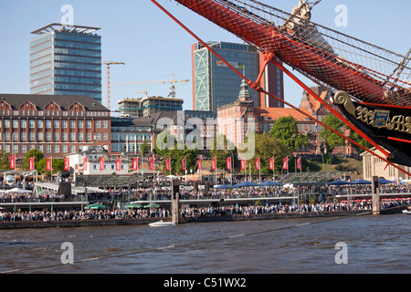 Parade de départ des navires et bateaux à voile, Hafengeburtstag ou Port anniversaire 2011, Hambourg, Allemagne, Europe Banque D'Images