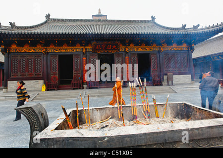 Jardins du Temple avec un Bouddha de culte et d'encens, la Grande Pagode de l'Oie Sauvage, Xian, Shaanxi, Chine Banque D'Images