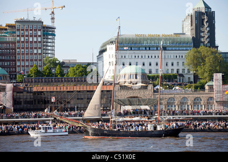 Parade de départ des navires et bateaux à voile, Hafengeburtstag ou Port anniversaire 2011, Hambourg, Allemagne, Europe Banque D'Images