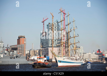 Parade de départ des navires et bateaux à voile, Hafengeburtstag ou Port anniversaire 2011, Hambourg, Allemagne, Europe Banque D'Images