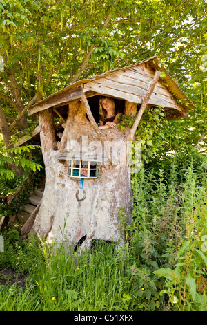 Deux jeunes femmes dans de beaux arbres traditionnels ou Wendy maison construite par Clifford Matthews pour ses petits-enfants. JMH5134 Banque D'Images