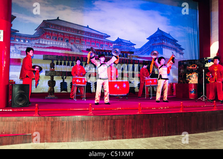 Performance du groupe de tambour dans la Tour du Tambour de Xi'an, Chine Banque D'Images