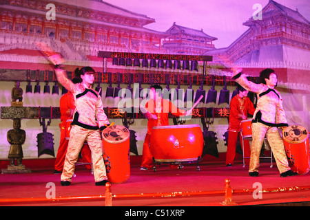 Un groupe de musicien chinois vêtus de costumes historiques d'effectuer un spectacle de tambour, la Tour du Tambour, la ville de Xian, Chine Banque D'Images