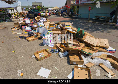 Pile de cartons vides jetés des sacs au marché public à Rochester New York Banque D'Images