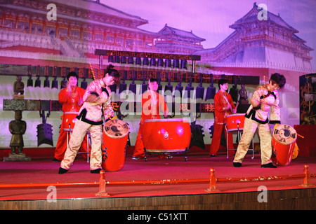 Le Groupe chinois Drumming Performance dans la Tour du Tambour, la ville de Xian, Chine Banque D'Images