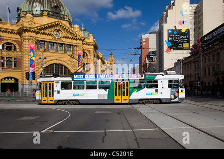 Le tramway électrique à Melbourne, Victoria. Traversant l'intersection à côté de la gare de Flinders Street Banque D'Images