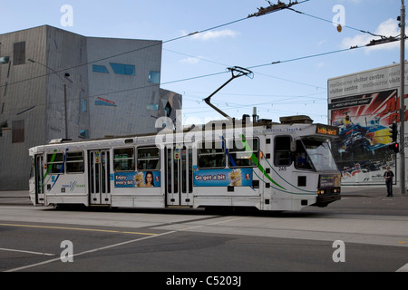 Le tramway électrique à Melbourne, Victoria. En dehors de la place de la Fédération Banque D'Images