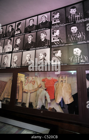 Ancien camp de concentration d'Auschwitz 1 et maintenant un musée de l'État - photographies et les vêtements des victimes affiché dans le bloc 6 Banque D'Images