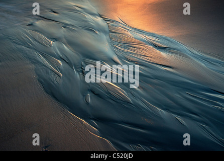 Des modèles dans le sable au coucher du soleil Banque D'Images