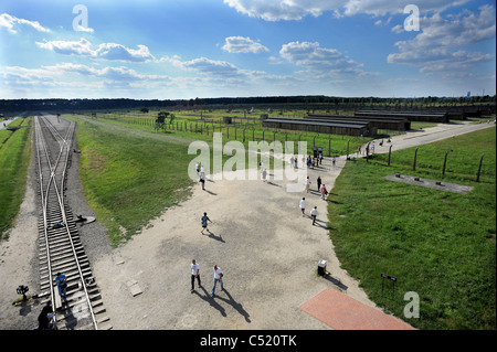 Auschwitz II Birkenau ancien camp de concentration et maintenant un musée de l'État - Vue sur le camp de la principale SS watch tower Banque D'Images