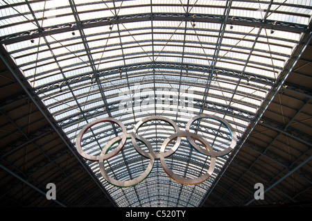 Anneaux olympiques pendent du toit de St Pancras International à Londres pour les jeux de 2012. Banque D'Images